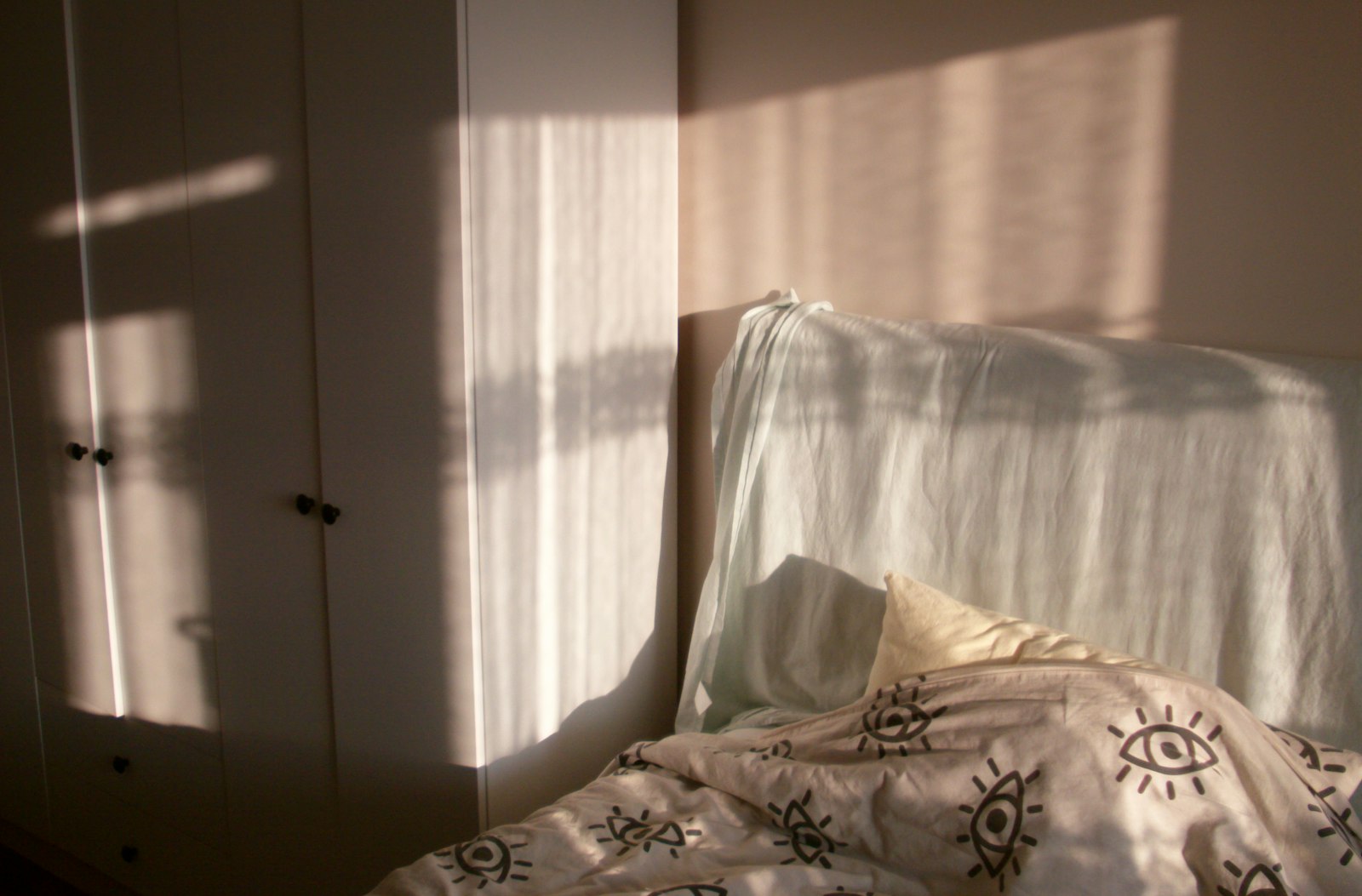 Dormitorio con luz natural de la mañana entrando por la ventana, clave para sincronizar el ritmo circadiano y dormir bien