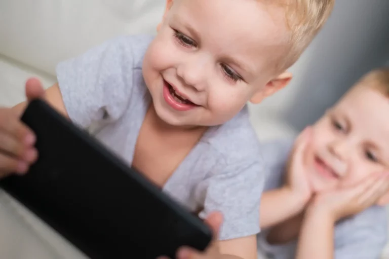 El uso de pantallas en la la primera infancia supone un desafío para padres y madres.