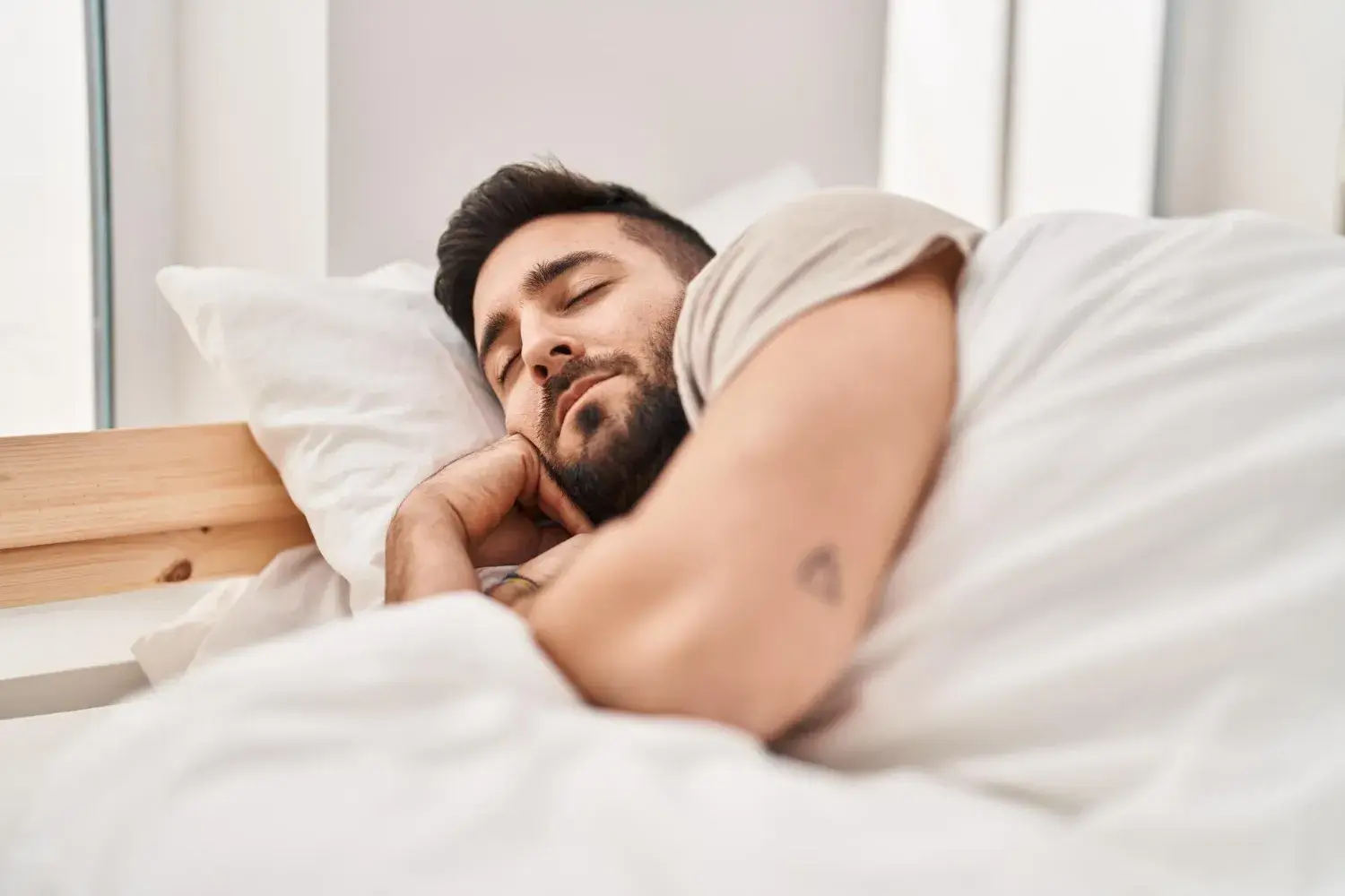 Persona despierta de madrugada mirando el techo: la fragmentación del sueño explica el cansancio pese a dormir ocho horas