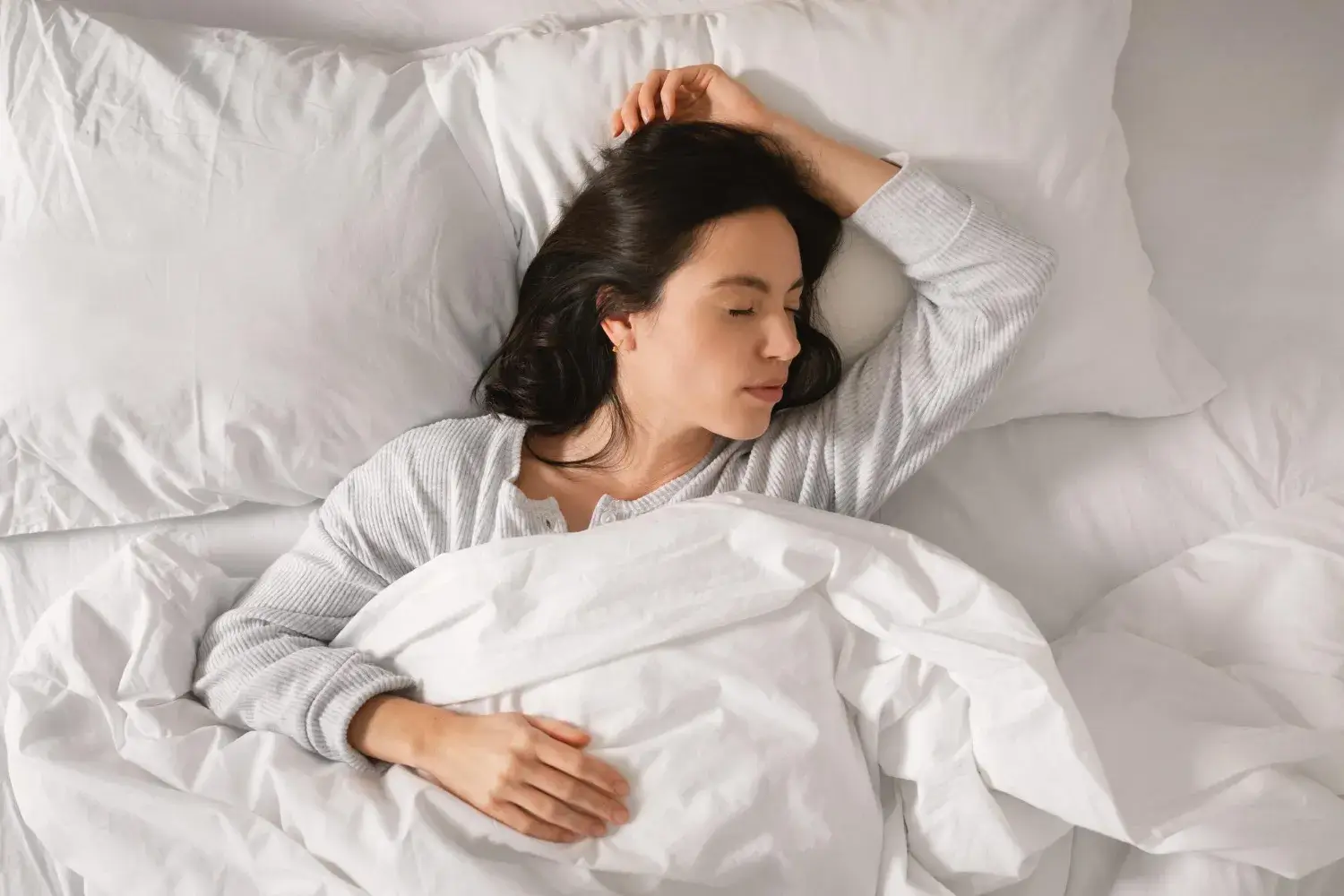 Ritual de bajada antes de dormir: lectura en papel y luz cálida para favorecer la producción de melatonina
